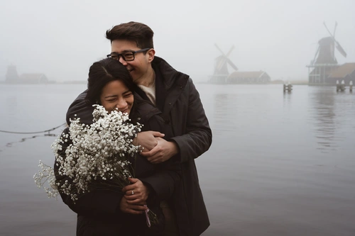 boyfriend putting his chin on the girlfriend's head during a minimalistic couple photoshoot