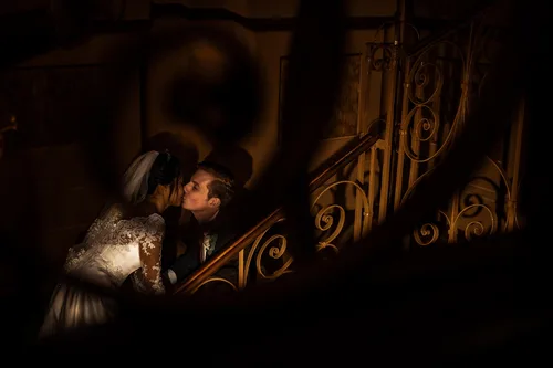 newly wedded husband and wife kissing on the stairways in Slot Zeist Utrecht