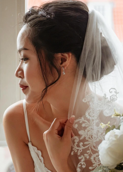 portrait of the bride that shows her veil before the first look