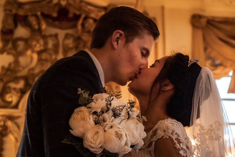 romantic couple having their first dance at their wedding in slot zeist